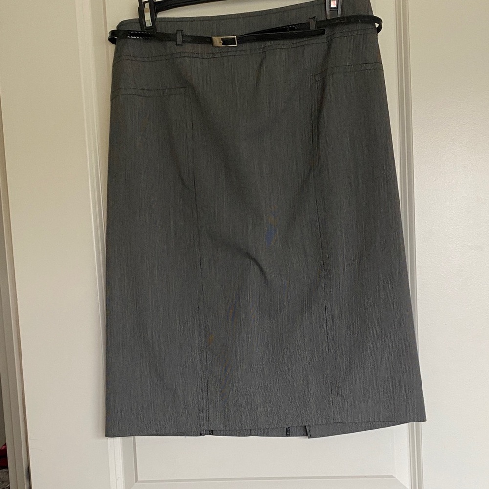 Black/white weave summer weight Women's Skirt w/shiny belt. Belt has some wear.